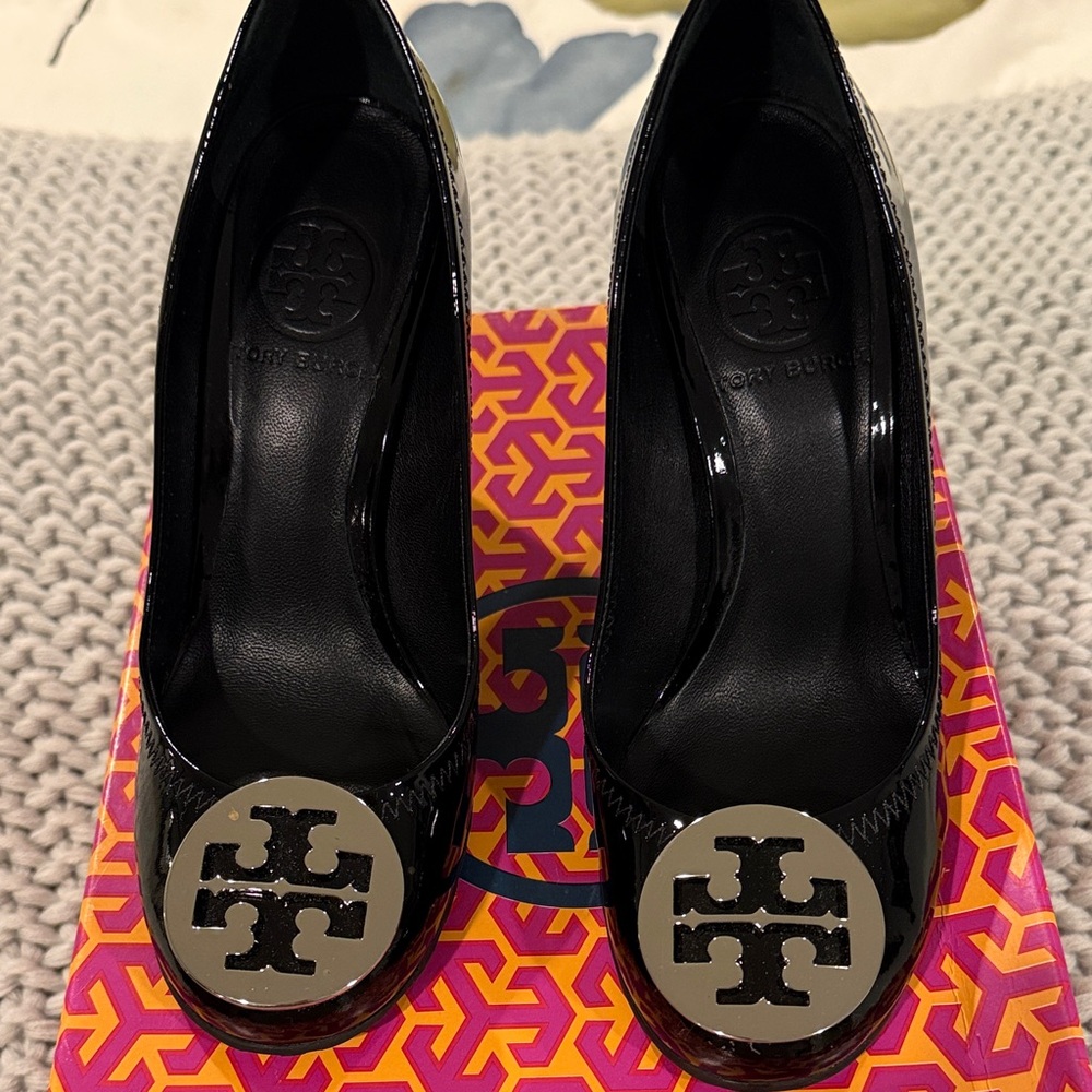 Tory Burch Black Patent Leather Heels with Logo Accent
